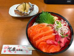 今回もまた、じゃがバターとサーモンネギトロ丼を美味しく頂きました!　贅沢すぎる朝食に大満足!