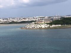 瀬長島を右手に見ながら、13:55に那覇空港着陸。
飛行時間はほぼ40分だった。