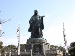 筥崎宮から数１００ｍ歩き東公園という大きな公園に隣接する元寇資料館にやってきました。確か館内は撮影禁止だったような気がして、写真は一枚も残っていませんでした。
こちらは隣に建立されていた日蓮聖人像。元寇前の１２６０年に立正安国論を記し元の危険性をいち早く幕府に知らしめた為建立された像の様です。台座のレリーフには元が行った所業が描かれていました。