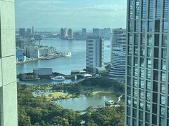 『コンラッド東京』の28階のエレベーターホール前の
窓からの眺望の写真。

東京湾が見えます。
2020年10月25日にグランドオープンした複合施設『ウォーターズ竹芝
（WATERS takeshiba）』も見えます。

「タワー棟」の高層階部分（16～26階）は、2020年4月27日に
オープンしたJR東日本グループとマリオット・インターナショナルの
両グループが初提携した新コンセプトのラグジュアリーホテル
『メズム東京、オートグラフ コレクション（mesm Tokyo,
Autograph Collection）』（計265室）が入っています。

こちらのブログをご覧ください↓

<隅田川の橋巡り ② ゆりかもめで台場へ★お台場海浜公園から
日の出桟橋まで東京都観光汽船（TOKYO CRUISE）水上バスに乗船♪
舟運施設『ハイノード』ダイニング【ビーサイドシーサイド】＆
キュイジーヌレストラン【バースワン】のテラスで乾杯♪
複合施設『ウォーターズ竹芝』鉄板焼き【銀座みやちく】竹芝店
『アトレ竹芝』【ミスターチージュ】で綿菓子すき焼き鍋>

https://4travel.jp/travelogue/11721099

2022年2月25日に『ホテル インターコンチネンタル 東京ベイ』に
オープンした【ターボラターボラ by ジリオン】も素敵です↓

<浜松町・竹芝『ホテル インターコンチネンタル 東京ベイ』に
2022年2月にオープンした【ターボラターボラ by ジリオン】で
＜SAKURA-SAKU＞桜お花見ランチコースをいただきます♪
イタリアンダイニング【ジリオン】【ニューヨークラウンジ】>

https://4travel.jp/travelogue/11745458