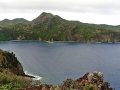 長崎展望台から望んだ無人島の兄島です（写真）。父島と兄島の真ん中を流れるのは兄島瀬戸です。兄島は岩が多く水を得ることが難しかったため、1888年に入植するも失敗に終わり、島全体が国有地となっています。昭和の終わり頃、当時の鈴木都知事は兄島に空港建設を表明するも、無人島で貴重な生態系（小笠原諸島最大の乾性低木林）が守られていることから計画は見直しとなりました。