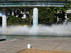 江戸城のスタンプのある、和田倉休憩所に来ました。
目の前が噴水公園。