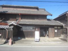 記念館から15分くらい(途中鹿島神社に寄ったので､普通に歩いたら10分くらい)で尾高惇忠生家に到着
栄一の学問の師で､従兄弟であり､妻千代の兄(義兄)でもあり､明治には初代富岡製糸場長や第一国立銀行の森岡支店長･仙台支店長等を務めた人物です