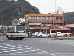 修善寺に到着しました。駅前ロータリーには、東海バスや伊豆箱根鉄道バスが行き交います。。