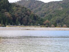 あーーー電車や～
なんか黄色いぞ
山陰本線特急「はまかぜ」かな、よく見えんけどラッピング列車みたい
鉄道オタクの息子ならわかるかも
今度は姫路からこれに乗って城崎温泉ってのも良いかな

追記
息子から連絡あり
これは特急「こうのとり」
ＪＲ西日本、明智光秀のラッピング列車で、新大阪から城崎温泉間運航
１０月末まで運航らしいから、レアな列車やったんや～
近くで撮りたかったな～