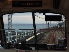運良く、展望席に空席があったので、前面展望にかぶり付きます。片瀬白田駅で上り｢踊り子｣号と交換、そして海の彼方には、伊豆七島の島影が。。