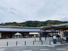 なんかすごく人気があるらしい「道の駅 伊豆月ヶ瀬」に立ち寄ってみました。
まだ新しいみたいで、ちょっとおしゃれな立ち寄りスポットという感じ。

野菜とか豆腐とか買ってみました。