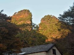 白雲台から小型バスで相川の宿へ。

途中には金山の【道遊の割戸】が夕陽に・・・。