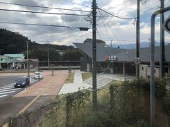 小田急ではなく、御殿場線の足柄駅。
この駅舎は小山町役場足柄支所を併設し、令和２年(2020)７月供用開始。設計は隈研吾氏（代表作は国立競技場や鬼ノ城ゴルフ倶楽部クラブハウスなど）。特徴的な屋根は富士山に向かって上り。
