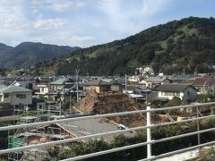 東山北駅の近くでは、屋根の葺き替え工事中。
