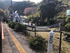 谷峨駅。無人駅。県境の駅(神奈川側)。
ＪＲ東日本管内から交通系ＩＣで乗った乗客の現金精算処理を行うため、ワンマン運転の運転士が駅舎へ。当然、遅延発生。
