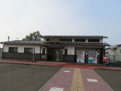 8:08　涌谷着
道中時刻表をながめていると、9時00分の「併合」までに涌谷駅と上涌谷駅を訪問できることが判明し、訪問してみることに。
取り敢えず、涌谷で下車。
2013年に改築された和風駅舎は”城下町”らしい光景だが、鉄道ファンの諸先輩方は俄然”改札台”や”Ｙ字柱”が懐かしい旧駅舎のほうが”萌える”のだろう。
↓旧駅舎の様子はこちら
https://ameblo.jp/aru-king/entry-11369201155.html