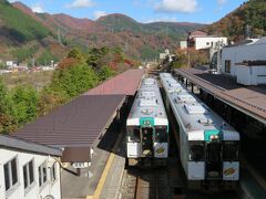 こ線橋に上がって景色を眺める。
右が乗ってきた車両で、左が11:02の小牛田行き。
車両が陰って出来はイマイチだが、紅葉と絡めるのに意義がある。