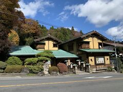 駐車場から通りを渡った所に水沢うどんの田丸屋さんです！！