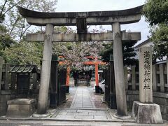 瓢亭別館から１５分ほど歩いて満足稲荷神社に来ました。
神社横のバス停から東福寺に向かう前に、バス到着まで余裕があったので参拝することにしました。