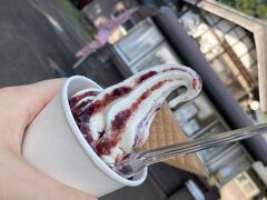 平泉寺のソフトクリーム屋さん♪
「やまぶどうさん」という名前の、自家製ソースがかかったソフトクリームをいただきました。さっぱりしてとっても美味しかったです。平泉寺とセットでおすすめです♪