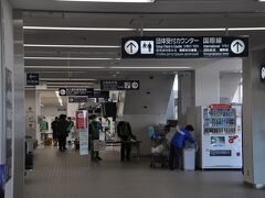 　富山空港に到着しました。
　国際線は長い間運休状態が続いていますが、現在、新型コロナワクチンの集団接種会場となっています。
　無料駐車場もありますし、いい取り組みだと思います。
　でも、個人的には早く台北便が運航再開してほしいです。