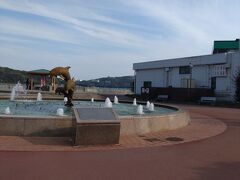 鳥羽マリンターミナルについた後は佐田浜東公園に寄りました。　鳥羽駅近くにある噴水のある公園で、ドルフィン公園とも呼ばれています。シンボルとも言える中央の噴水池には姉妹都市であるサンタバーバラ市から寄贈されたドルフィン像が設置されています。夜になるとライトアップされます。（鳥羽市参照）公園の中には鳥羽足湯処　とまり湯という足湯があります。鳥羽湾を行きかう船やカモメを眺めながらの足湯はいかがでしょうか。（観光三重参照）