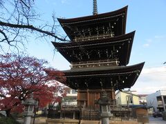 飛騨国分寺・・・飛騨の最も古い遺構

本堂や三重の塔、高山城の門移した鐘楼

樹齢1200年を超える大銀杏が有名

風格あふれる飛騨随一の古刹で、三重の塔は見上げるだけでの崇高な気分に浸れます

銀杏の色づきはまだでしたが、祠にはお地蔵さまが祀られていて見応えあります

境内の紅葉は赤く色づき、ひっそりした秋感じました