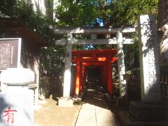 八芳園入口の脇に目立たないようにある古地老稲荷神社