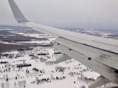函館空港に到着します。
窓からの景色は、一面、雪景色です。

空港には、義妹と子供達が迎えにきています。