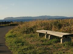 ●沓形岬公園＠沓形

きっとこの広大な風景を楽しむために誰かが用意してくれたベンチ。
今まで、何人もの人が腰掛けたのでしょう。
僕らも遠慮なく…（笑）。