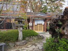 10分くらい車で走って、今日のお昼。
お蕎麦屋さんの「樹の里」
隣にははちみつやさんもあります。