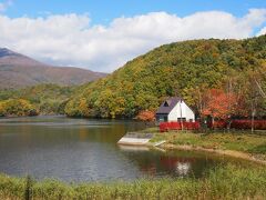 チェックイン後は長老湖へ。
紅葉には少し早かったようです。