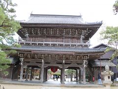 日本三文殊の一つ「知恩寺」の山門
あ、写真曲がってた
心はまっすぐです