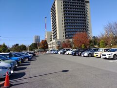 お蕎麦屋さんの開店時間に合わせて到着。市役所の駐車場は、かなり混雑していました。