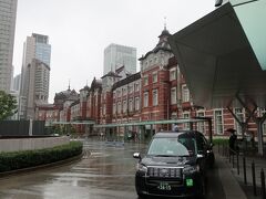 外へ出て「東京駅赤レンガ舎」をパチリ！。

雨が降っていなかったら、真正面から撮りたかったなぁ・・・。
濡れたくないので、タクシー乗り場からパチリ！。