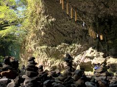 こちらの画像は、天岩戸神社西本宮から１０分程歩いた所にある天安河原（あまのやすかわら）。