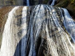 袋田の滝は日本三名瀑のひとつです。

ここからは間近で迫力ある滝が見られます。