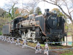 坂を上り切った先には「C58-114号機」が。
大崎市にある3つのC58形蒸気機関車（城山公園・西古川児童遊園・中山平温泉駅）は非常に状態が悪く、昨年9月に解体方針が発表された。
しかし、こちらと西古川のものに関しては保存運動がおこっているみたいで、NHKにリンクがあるので張っておきます。
https://www.nhk.or.jp/sendai-blog/update/455603.html