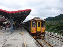 １０時４３分、瑞芳からの列車は十分車站に到着。

駅のホームからは山が見え、のどかな山間部にやって来たという感じ。