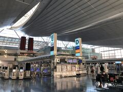 　時間に余裕があるので、一つ手前の羽田空港第3ターミナル駅で下車します。
　運賃少し安くなりました。(笑)
　国際線カウンター、閑散としていました。
　早く観光客が気楽に海外へ行けるようになることを祈っています。