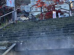 伊香保の石段街の駐車場はなにしろ台数が少ない、割といつも混んでいる、でもここに停めないと歩くの面倒・・・（笑）
とかいういろんな事情で朝早くここまで来ることに。

日曜が休日のときには目覚ましかけてまで起きたくない・・・目が覚めたときに考えよう！と思っていましたがどうにか目が覚めて起きられて無事に車も停めて歩き始めることができました。

寒い朝、マスクをして眼鏡だと眼鏡が曇ってやばい～ヾ(≧▽≦)ﾉ
階段からも湯気が上がっています。