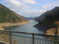 バスは秩父の山奥に向かいます。
車窓からは湖も見えました。
奥秩父もみじ湖です。