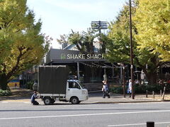SHAKE SHACK外苑いちょう並木店。
KIHACHIの並びにあります。

以前、KIHACHIで食事してその後ここでお茶だけしたような微かな記憶。
その時は10人くらいのグループだったので入れるカフェがなかったような・・・
ハンバーガーショップなんですけどね。