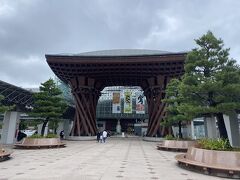 ハイ、着きましたー金沢駅！
有名な鼓門を記念にパチリ。

明日は西口発のバスツアーへ参加するので、団体バス乗り場を確認。
反対側になりますよ。


