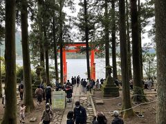 箱根神社の平和の鳥居。
記念写真を撮る人の、長い列ができていました。
