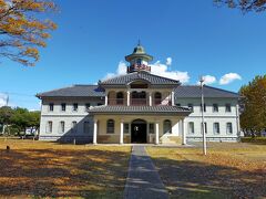 旧水海道小学校本館でした。

学習見学の小学生がたくさん来ていました。