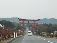 羽黒山大鳥居が見えてきました

羽黒山を背にそびえています

