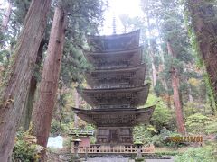 翁杉の横に建つ羽黒山五重塔　国宝

素木造りでシンプルなのがかえって魅かれる
