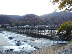 嵯峨野と言えば、渡月橋の風景は欠かせません。背景の山はほんのりと紅葉。