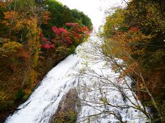 湯滝。水量が多く、滝のすぐ目の前に滝見台があるため迫力ある滝を見ることができます。