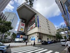 【Yokohama Bay Sheraton Hotel & Towers (横浜ベイシェラトンホテル & タワーズ)】

まず、最初の３日間、東横イン成田空港に強制隔離...


写真：私は若い頃、小ー中ー高と、横浜で過ごしており、その頃、この（今はヨドバシカメラの）ビルは「そごうSOGO」でした。で、この１階に当時、横浜で初めての「マクドナルド」ができ、良くチャリンコで来たものです。あの頃のマックは高かった...という遠い記憶が...このビルを見て蘇って来ました...