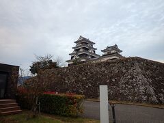天守閣が目の前。

鎌倉時代に築城された大洲城。
鎌倉から戦国までの２３７年間は宇都宮氏の居城でした。
その後変遷を経て江戸時代は加藤氏が明治まで治めていました。
明治になり建物のほとんどが取り壊されましたが
昭和から平成にかけ復元工事が行われ
２００４年に天守の復元工事が終了して今にいたっているとのこと、

