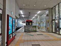 万葉線　高岡駅です。
停車していた電車がちょうど出発してしまったので、しばし待つことに。
