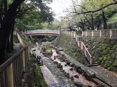 王子神社の高台を南側に降りると、音無親水公園があります。

石垣や音無川の岩がきれいです。

昔は、氾濫に悩まされていた気配など全く感じられません。